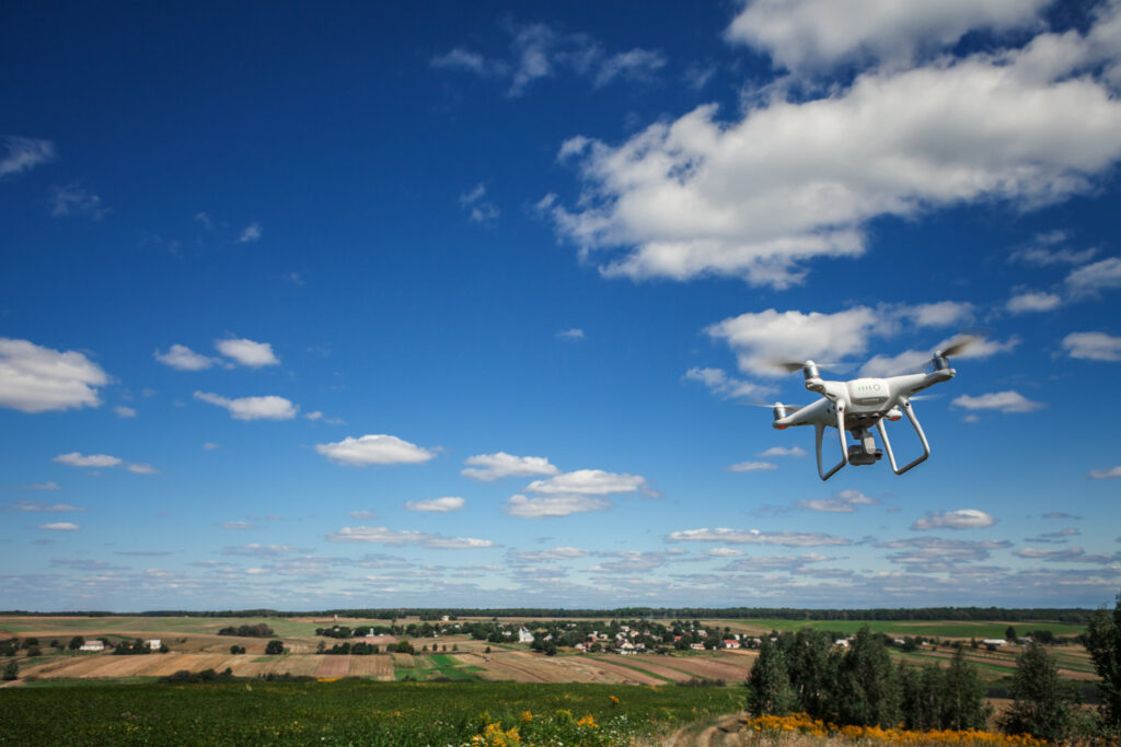 Dron nad letištěm